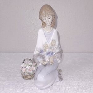 Lladro Flower Song Porcelain Figurine 7607 Retired Vintage 1988 Figurine
